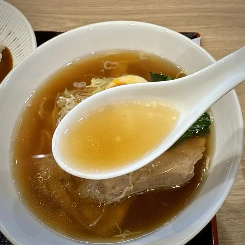 牛たん炭焼 利久 イオンモール秋田店 秋田県秋田市御所野地蔵田 イオンモール秋田1F こまちダイニング 牛たんカレーライス＋ラーメンセット 醤油ラーメン スープ