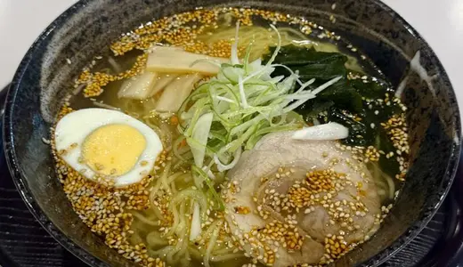 とら吉＠秋田県大仙市和合にて塩らーめん(ピリ辛塩)をオーダー！遅い時間帯のランチ難民には有り難い軽食・麺類食堂♪