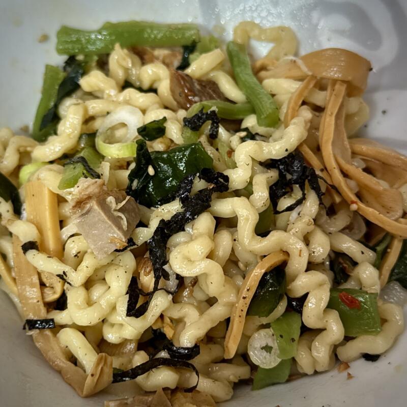 麺屋酒田 in みなと 山形県酒田市船場町 船麺 小 納豆 マヨネーズ 辛味噌 ワカメスープ付き 混ぜる