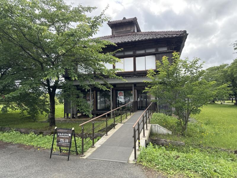 シルクミライ館 ⼭形県鶴岡市羽黒町松ヶ岡 外観
