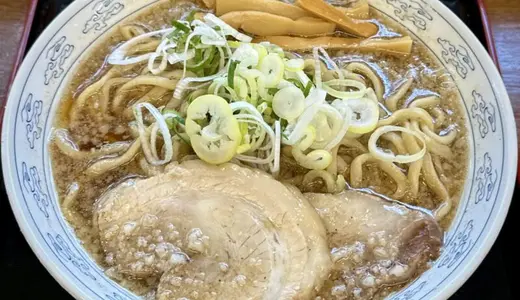 中華そば 雲ノ糸 最上川店＠山形県最上郡戸沢村古口にて極煮干し中華をオーダー！通常の煮干し中華のニボ感を更に増し増しにしたインパクトのある一杯♪