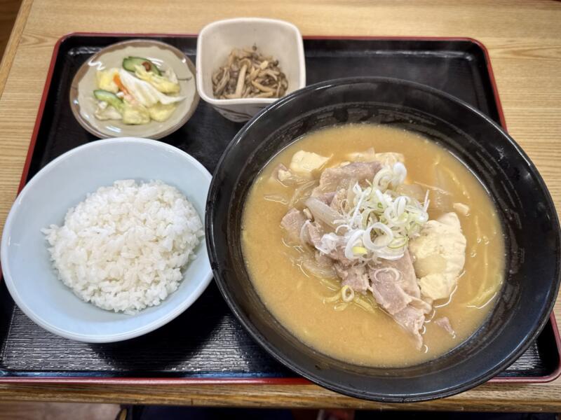 とん汁 たちばな とん汁の店 新潟県妙高市栗原 とん汁ラーメンセット ライス小盛り 妙高豚汁ラーメン 味噌ラーメン 小鉢 漬け物