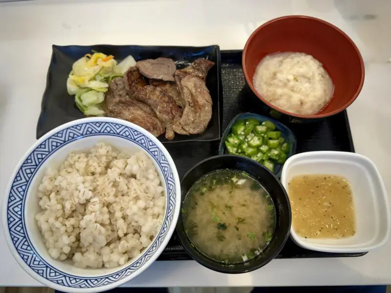 吉野家 13号線横手店 秋田県横手市駅西 麦とろ御膳(牛たん8切)