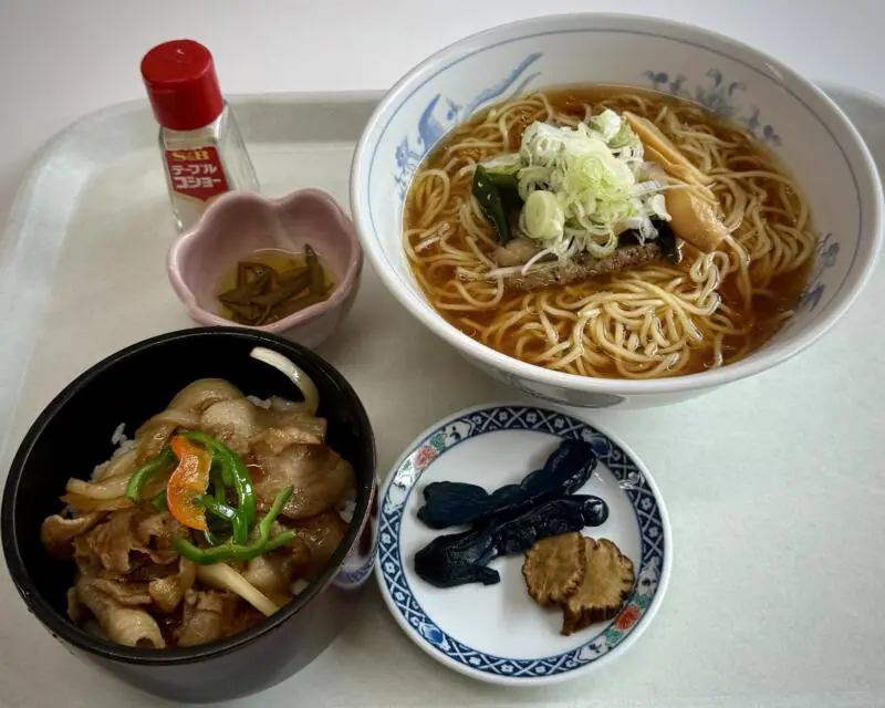 玉川温泉食堂 秋田県仙北市田沢湖玉川 秋田三昧Ｂセット 比内地鶏ラーメン 焼肉丼 小鉢 じゅんさい 燻りがっこ 漬け物 醤油ラーメン