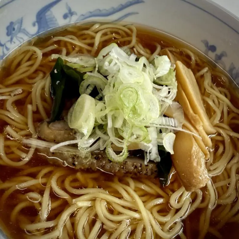 玉川温泉食堂 秋田県仙北市田沢湖玉川 秋田三昧Ｂセット 比内地鶏ラーメン 焼肉丼 小鉢 じゅんさい 燻りがっこ 漬け物 醤油ラーメン 具