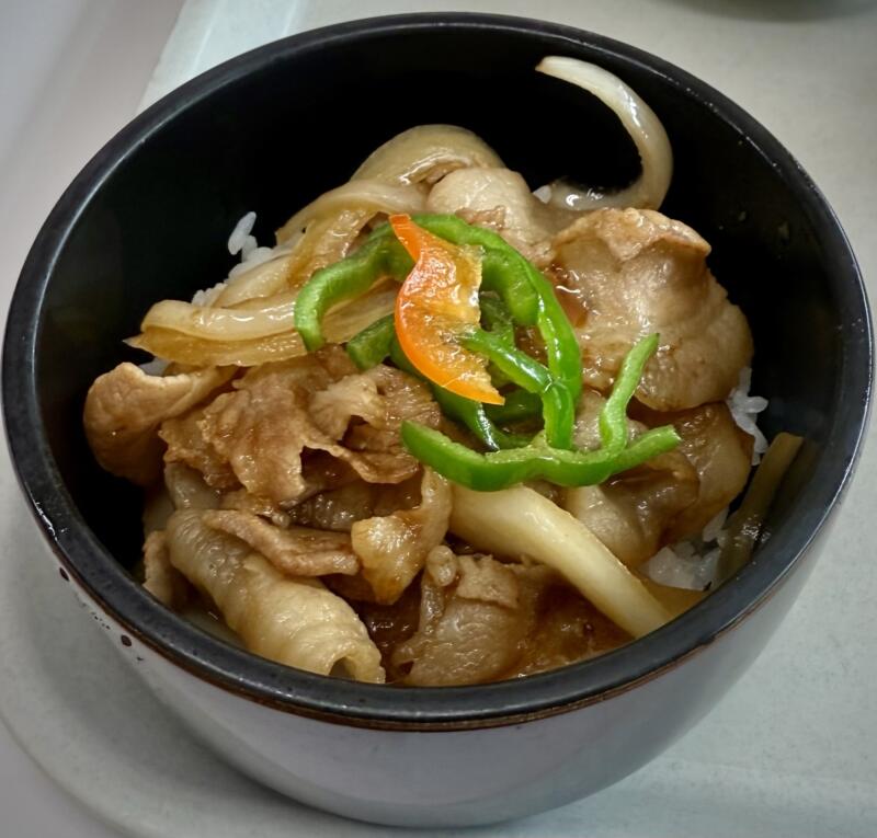 玉川温泉食堂 秋田県仙北市田沢湖玉川 秋田三昧Ｂセット 比内地鶏ラーメン 焼肉丼 小鉢 じゅんさい 燻りがっこ 漬け物 醤油ラーメン