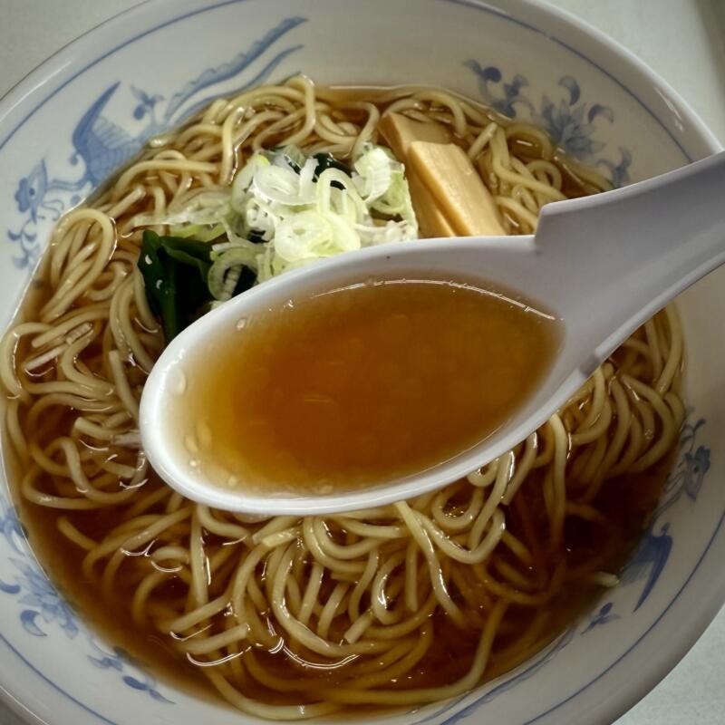 玉川温泉食堂 秋田県仙北市田沢湖玉川 秋田三昧Ｂセット 比内地鶏ラーメン 焼肉丼 小鉢 じゅんさい 燻りがっこ 漬け物 醤油ラーメン スープ