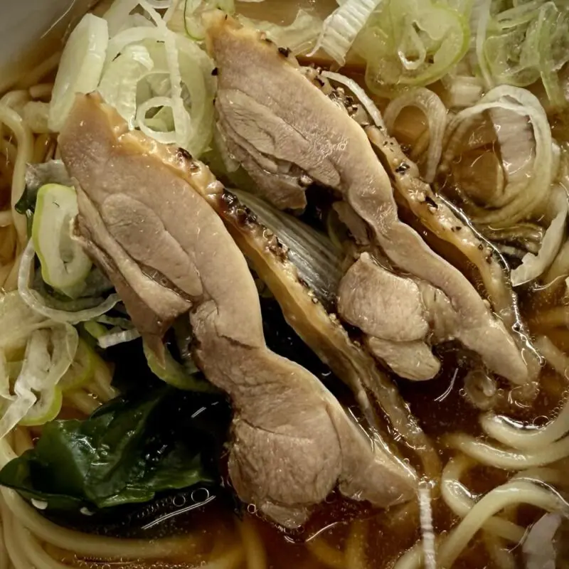 玉川温泉食堂 秋田県仙北市田沢湖玉川 秋田三昧Ｂセット 比内地鶏ラーメン 焼肉丼 小鉢 じゅんさい 燻りがっこ 漬け物 醤油ラーメン チャーシュー