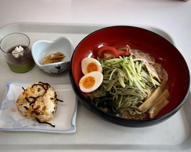 玉川温泉食堂 秋田県仙北市田沢湖玉川 日替り定食 冷みそラーメンおにぎり 味噌ラーメン 味噌おにぎり 小鉢 スイーツ