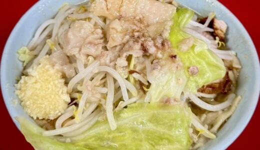 ラーメン二郎 新潟店＠新潟県新潟市中央区万代にてラーメン小をニンニク・アブラでオーダー！行列必至の人気店ながらテーブル席ありでオペレーションサクサクな土日は朝9:30から食べれる朝二郎♪