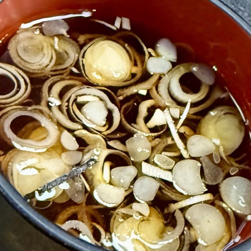 うまみ処 さなだ 秋田県横手市平鹿町浅舞 日替ランチ ザル中華とマグロたたき丼 具 薬味