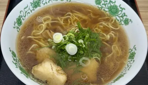 食堂 五輪坂ハイツ＠秋田県雄勝郡羽後町西馬音内にて正油ラーメンをオーダー！3月にリニューアルオープンした新店で地元産の早採れネギ・まるごとネギがトッピングされたメニューをゲット♪