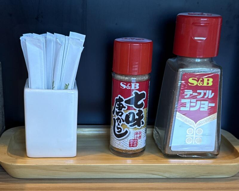 らぁ麺 みずがめ食堂 秋田県能代市中柳 柳麺多むら 能代本店 リニューアル 醤油らぁ麺 醤油ラーメン 味変 調味料