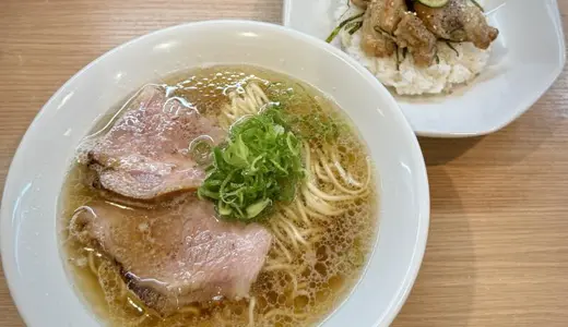 夜来香食堂﻿＠秋田県秋田市八橋にて煮干し中華ソバ＆豚ロースねぎ塩丼をオーダー！夜来香のスープ・具材に湯の台食堂の自家製麺を合わせた9月末まで期間限定の名店コラボラーメン♪