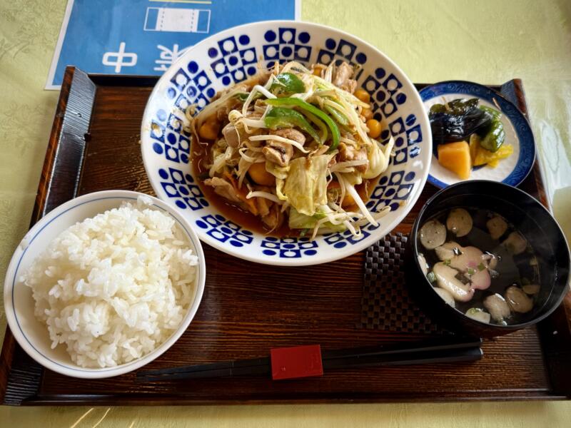 みんなの店 わいわい 秋田県鹿角郡小坂町小坂鉱山 スタミナ定食 比内地鶏もつ野菜炒め お吸い物 漬け物付き