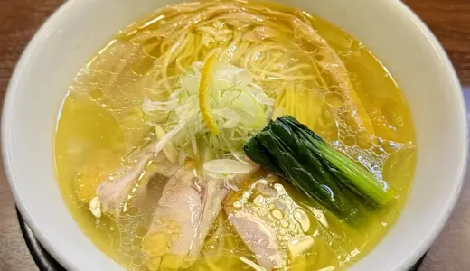 麺の風 祥気＠新潟県長岡市寺島町にてしおそば＆ジャンボ焼餃子をオーダー！クリアな旨みの鶏塩清湯な塩ラーメンと食べ応えのあるギョーザが人気のミシュランガイドにも掲載された人気店♪