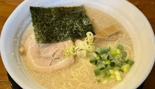 中村屋＠新潟県見附市にて塩とんこつ背脂をオーダー！丸味のある豚骨ラーメンを旨みと塩気でまとめた店の人気メニュー♪