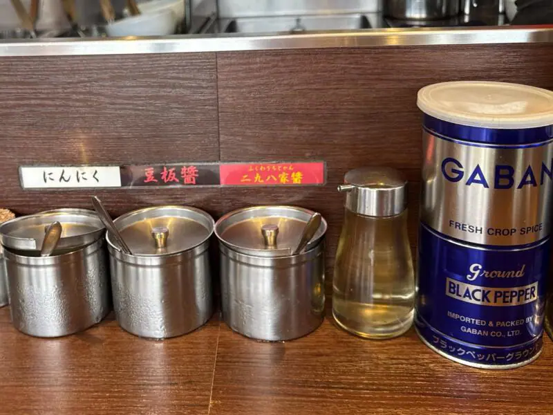 二九八家 いわせ ふくわうち いわせ 千葉県市川市大和田 本八幡駅 ねぎら〜麺 ラーメンショップ 豚骨醤油ラーメン 背脂ラーメン 味変 調味料