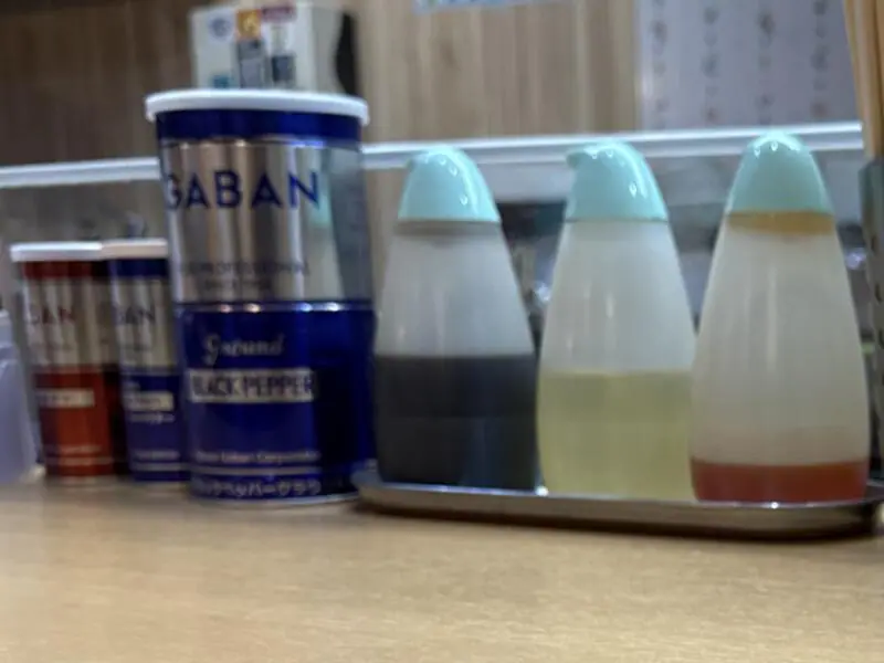 らぁ麺と肴 榊 さかき 山形県鶴岡市末広町 鶴岡駅前 煮干し中華 こってり 脂身入り 煮干しラーメン 醤油ラーメン 味変 調味料