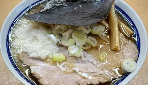 らぁ麺と肴 榊(さかき)＠山形県鶴岡市末広町にて煮干し中華をオーダー！力強い太麺のニボニボラーメンをこってり脂身入りで堪能♪