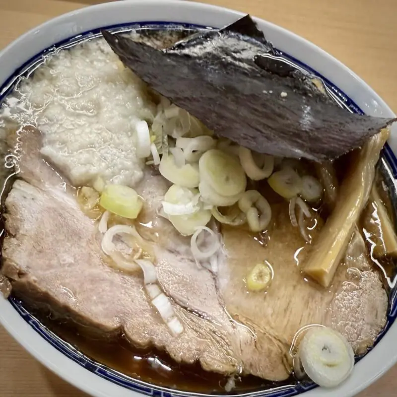 らぁ麺と肴 榊 さかき 山形県鶴岡市末広町 鶴岡駅前 煮干し中華 こってり 脂身入り 煮干しラーメン 醤油ラーメン 具