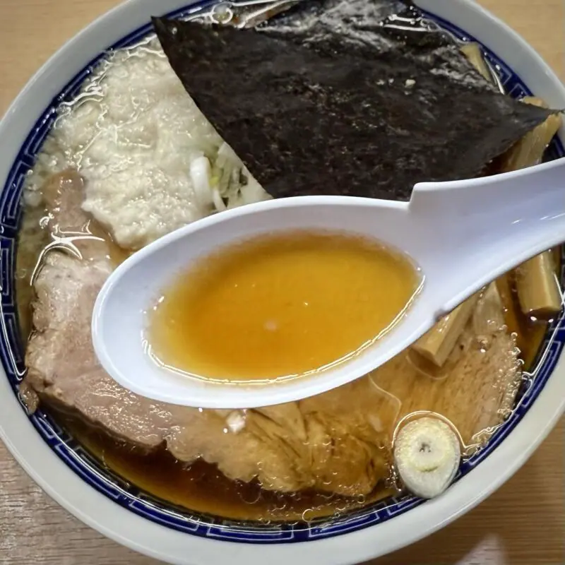 らぁ麺と肴 榊 さかき 山形県鶴岡市末広町 鶴岡駅前 煮干し中華 こってり 脂身入り 煮干しラーメン 醤油ラーメン スープ