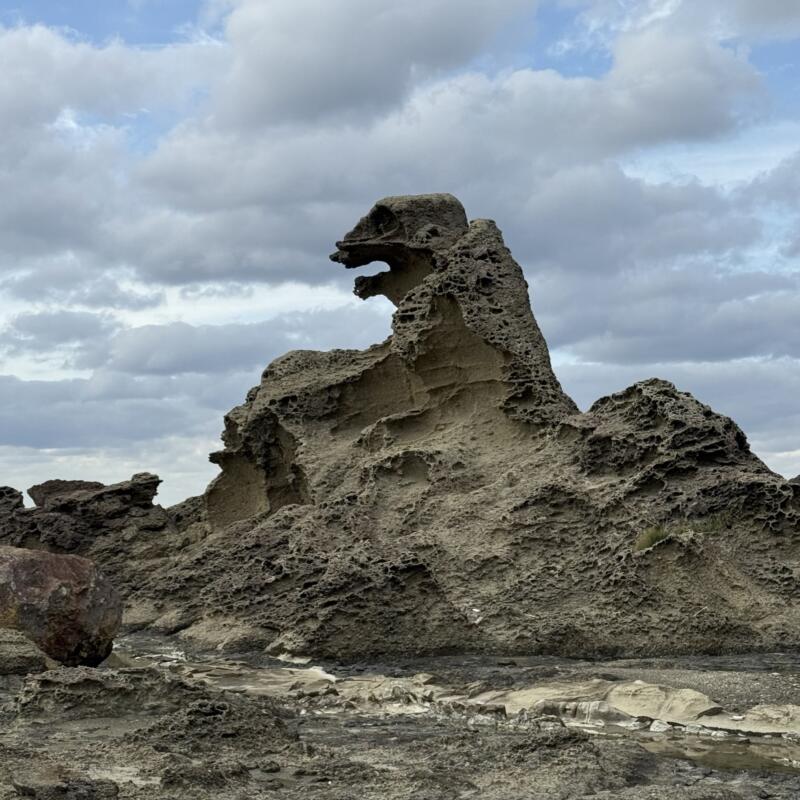 ゴジラ岩 秋田県男鹿市船川港小浜