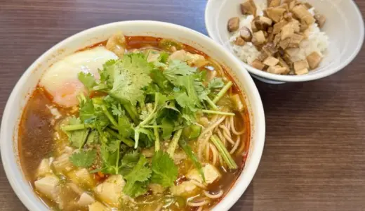 二代目夜来香＠秋田県秋田市下新城にて黒酢とパクチーのスーラータンメン＆チャーシューごはんをオーダー！キレのある酸味とパクチー独特の香味の組み合わせが堪らない旨辛スパイシー＆熱々な餡掛けラーメン♪