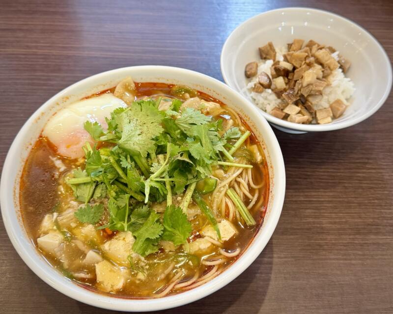自家製麺 麺や二代目 夜来香 イエライシャン 秋田県秋田市下新城中野 追分駅 黒酢とパクチーのスーラータンメン ミニチャーシューごはん チャーシュー丼
