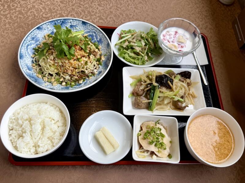 中国料理 龍潭酒家 ロンタンシュカ ろんたんしゅか 岩手県二戸市福岡 Aランチ 葱爆猪肉＆油溌麺 佐助豚と葱の炒め＆ヨウポー麺 ご飯 漬け物 小鉢 スープ サラダ デザート セット