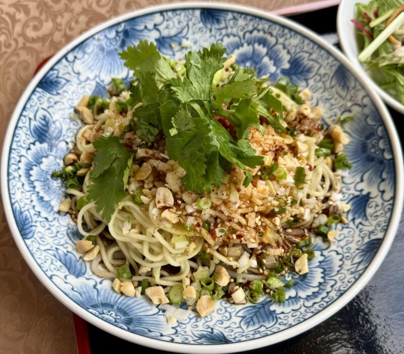 中国料理 龍潭酒家 ロンタンシュカ ろんたんしゅか 岩手県二戸市福岡 Aランチ 葱爆猪肉＆油溌麺 佐助豚と葱の炒め＆ヨウポー麺 ご飯 漬け物 小鉢 スープ サラダ デザート セット