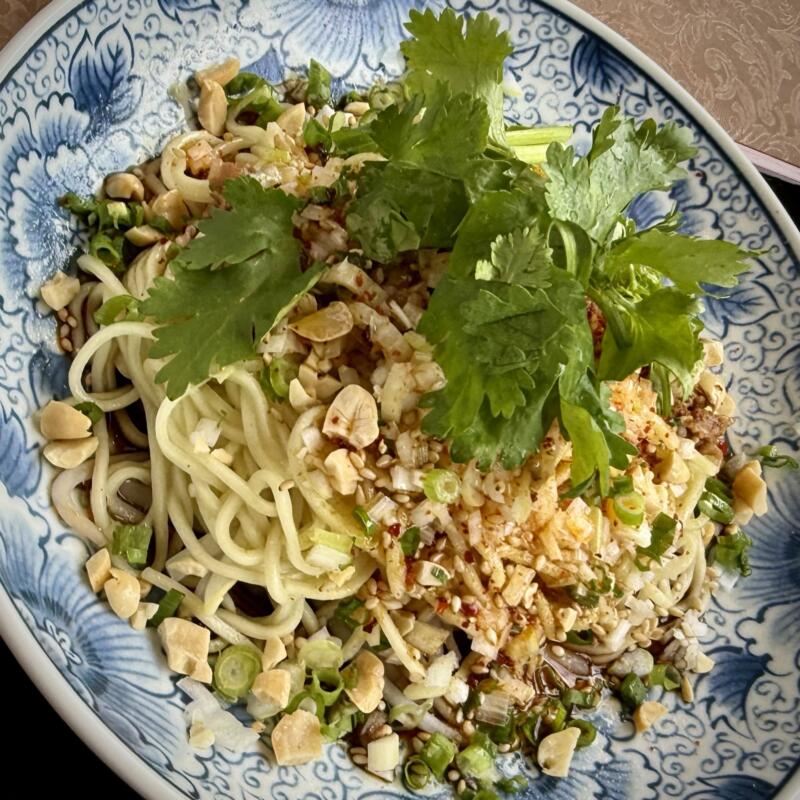 中国料理 龍潭酒家 ロンタンシュカ ろんたんしゅか 岩手県二戸市福岡 Aランチ 葱爆猪肉＆油溌麺 佐助豚と葱の炒め＆ヨウポー麺 ご飯 漬け物 小鉢 スープ サラダ デザート セット 具