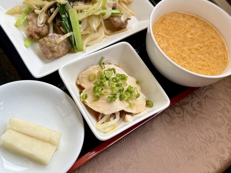 中国料理 龍潭酒家 ロンタンシュカ ろんたんしゅか 岩手県二戸市福岡 Aランチ 葱爆猪肉＆油溌麺 佐助豚と葱の炒め＆ヨウポー麺 ご飯 漬け物 小鉢 スープ サラダ デザート セット