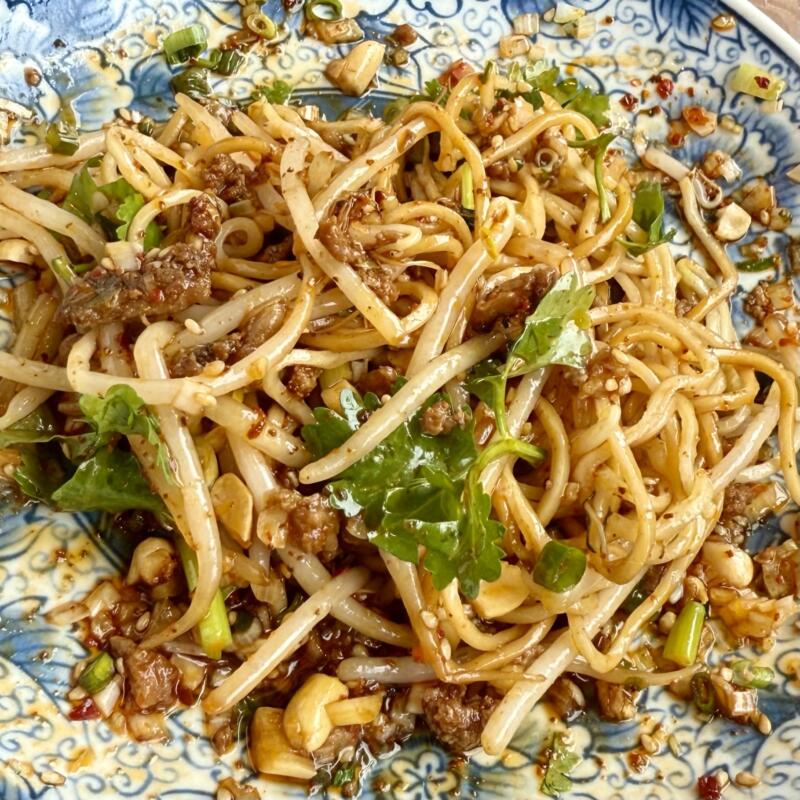 中国料理 龍潭酒家 ロンタンシュカ ろんたんしゅか 岩手県二戸市福岡 Aランチ 葱爆猪肉＆油溌麺 佐助豚と葱の炒め＆ヨウポー麺 ご飯 漬け物 小鉢 スープ サラダ デザート セット