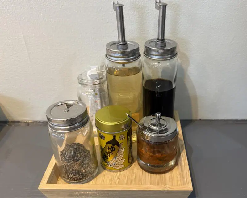 TONPUKU 豚福 秋田県秋田市中通 秋田駅前 豚しじみ油そば 汁なしラーメン 追い飯無料 味変 調味料