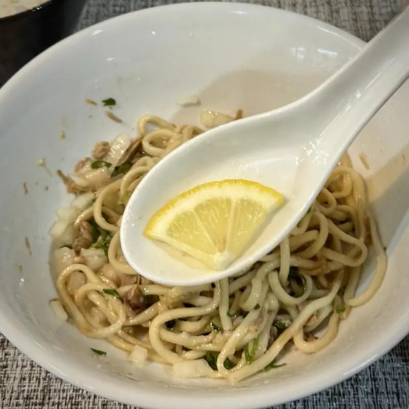 TONPUKU 豚福 秋田県秋田市中通 秋田駅前 豚しじみ油そば 汁なしラーメン 追い飯無料 カットレモン
