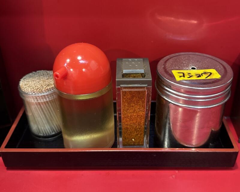 末廣ラーメン本舗 秋田駅前分店 秋田県秋田市中通 油そば 黄身のせ にんにく 味変 調味料