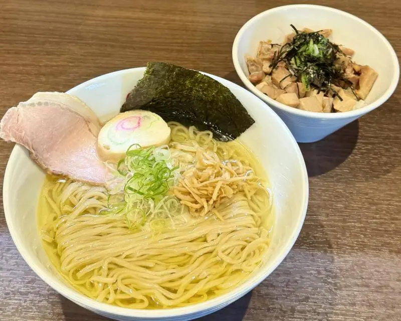 NOODLE SHOP KOUMITEI 香味亭 秋田県横手市婦気大堤 Ｗ比内地鶏の黄金塩ラーメン チャーシューライス チャーシュー丼