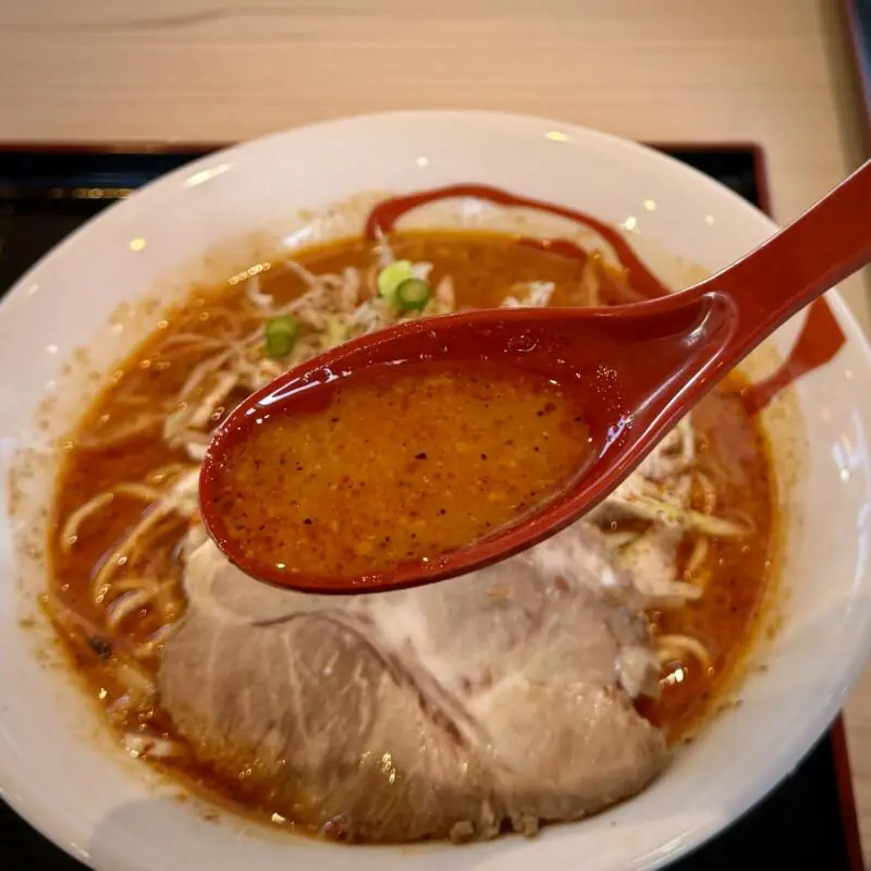 かつさと 横手店 ほめられてのびる店 新川栄太郎Jr. ジュニア 秋田県横手市婦気大堤 辛麺シンメン 辛いラーメン スープ