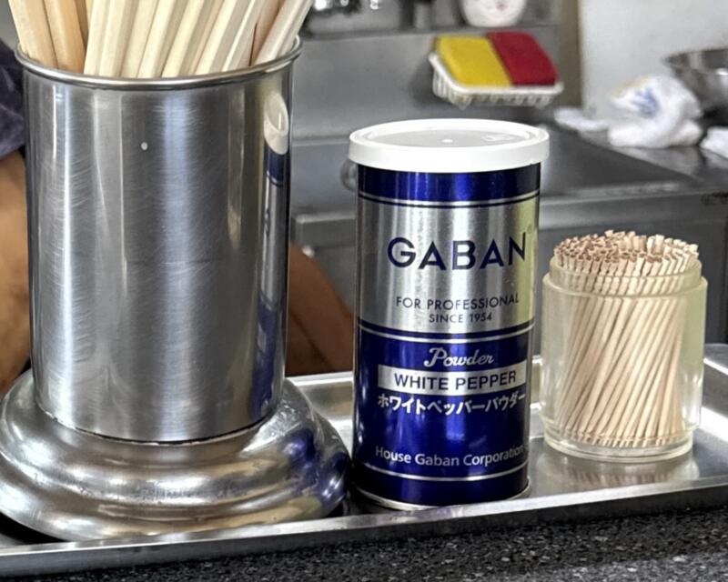 中華そば 龍華亭 りゅうかてい 新潟県三条市須頃 燕三条駅 玉ねぎ中華 中華そば タマネギ 燕背脂ラーメン 背脂醤油ラーメン 味変 調味料