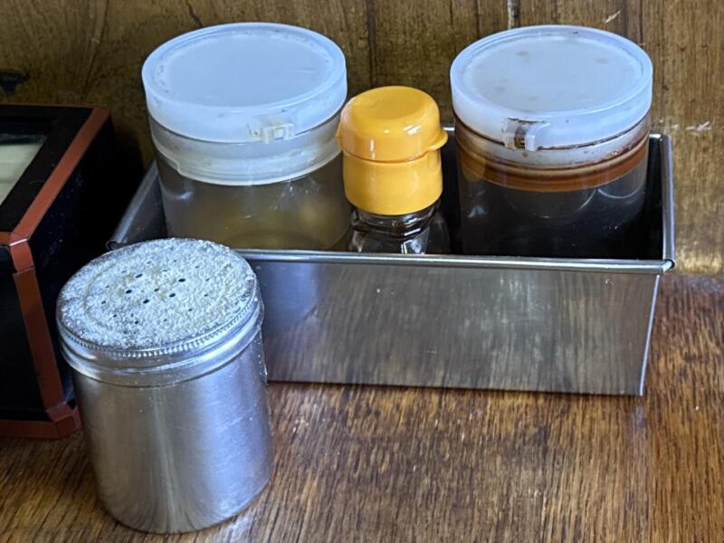 分水中華亭 ぶんすいちゅうかてい 新潟県燕市分水大武 分水駅 中華そば 新潟ご当地 燕背脂ラーメン 背脂醤油ラーメン 味変 調味料