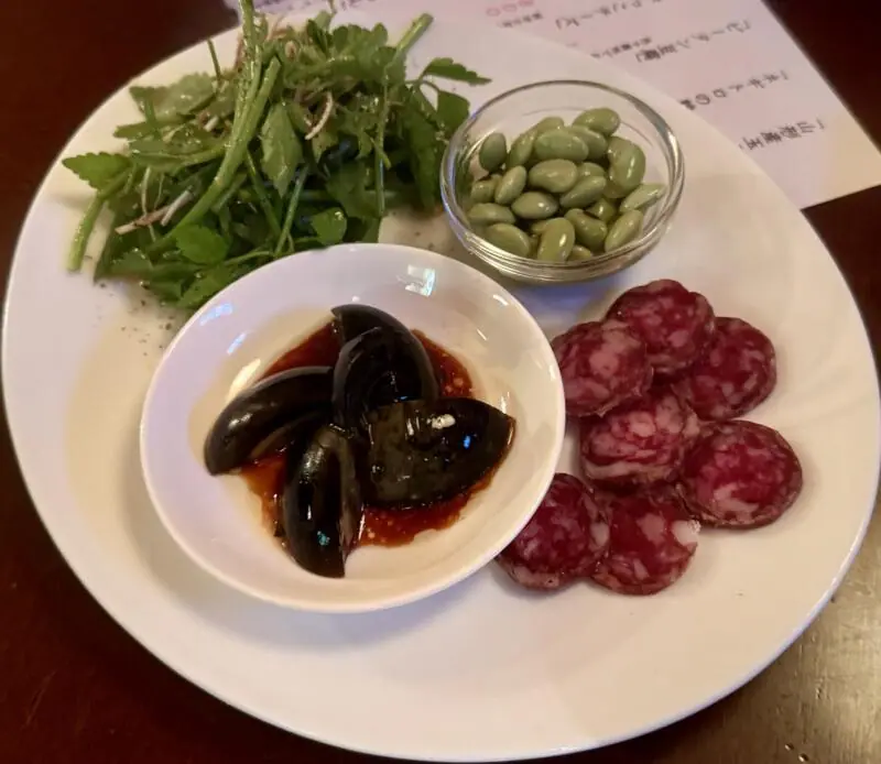 BAR JAH ジャー 秋田県秋田市大町 川反 かわばた おまかせおつまみ4点盛り ピータン サラミ 豆 サラダ