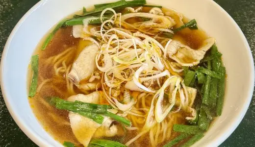 カフェレストラン＠秋田県秋田市添川にてピリ辛ニラそばをオーダー！秋田県民の好みに寄り添ったニラとラー油が香るピリ辛ラーメン♪