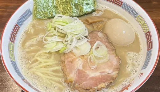 らーめん萬亀＠秋田県秋田市中通にて濃厚塩＆チャーシュー丼をオーダー！豚骨の旨味がグッと前に出た濃厚塩ラーメン＆黄身がとろりな味玉合わせのチャーライに舌鼓♪