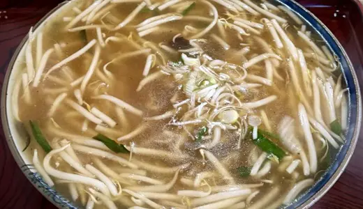 山辺栄屋支店＠山形県東村山郡山辺町にてもやしらーめんをオーダー！スープがたっぷりヒタヒタで表面張力ギリギリのサイドビューが特徴的な熱々餡掛けラーメン♪