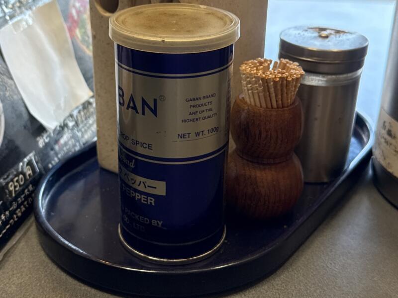 平吉ラーメン へいきち 山形県山形市富の中 平吉ラーメン 牛骨ラーメン 醤油ラーメン 牛チャーシュー麺 味変 調味料