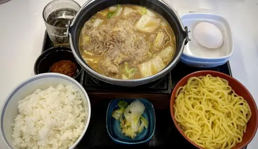 吉野家 7号線秋田土崎店にて牛肉玉ラーメン鍋膳(とんこつ)をオーダー！牛肉鍋に麺を直接投入で煮込みラーメンorスープに麺をつけてつけ麺風にして食べるか選択可能な吉野家ラーメン第二弾♪