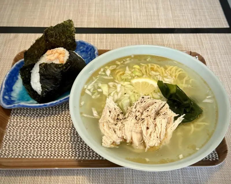 クジラ食堂 秋田県秋田市手形 手形ラーメンストリート とり塩ラーメン おにぎり しゃけ 鮭オニギリ