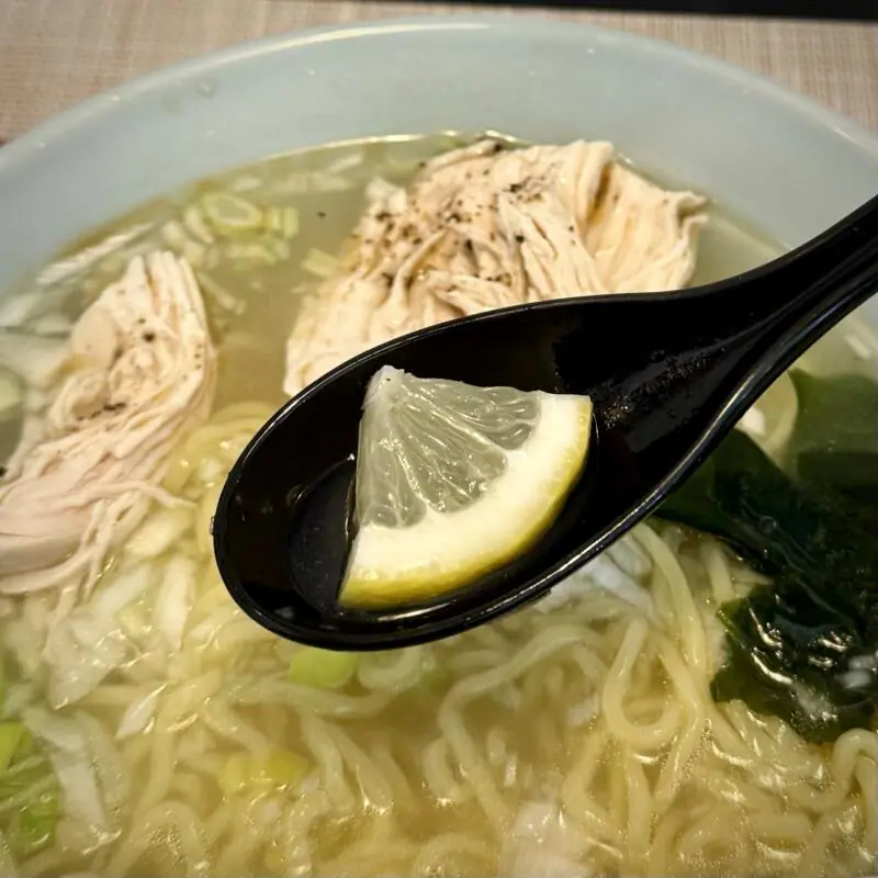 クジラ食堂 秋田県秋田市手形 手形ラーメンストリート とり塩ラーメン カットレモン