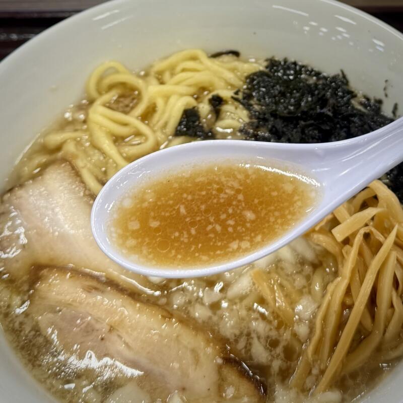 ラーメン哲學 八竜店 秋田県山本郡三種町浜田 テラタ八竜店フードコート内 燕三条系 背脂中華そば 燕背脂ラーメン 背脂醤油ラーメン スープ